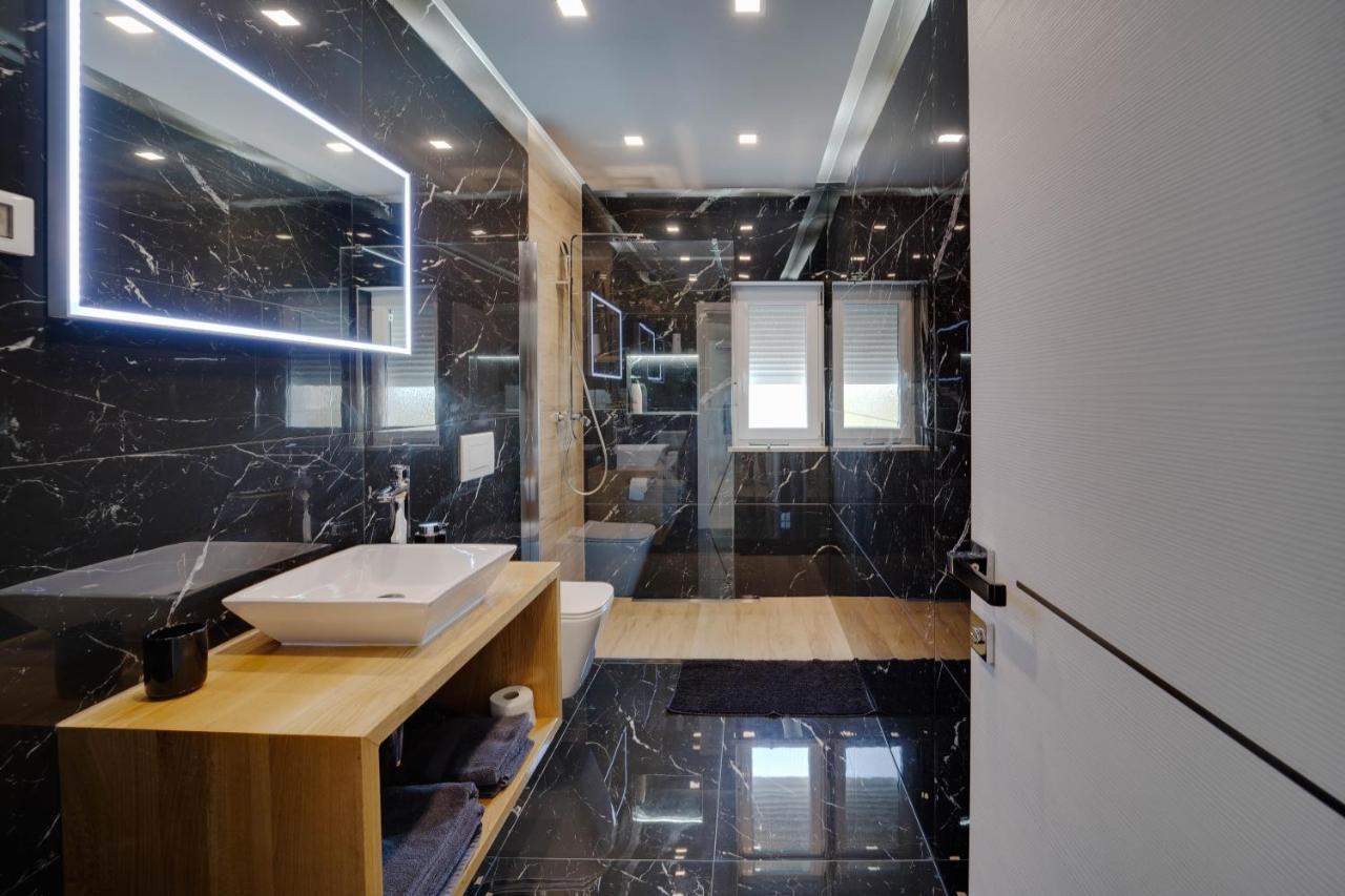 Black Diamond Apartment Vilanija Exterior foto